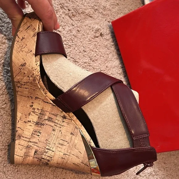 Guess sandals, dark purple with gold, size 7.5, never worn - Picture 3 of 6